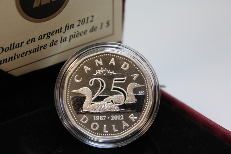 2012_1dollar_Fine_silver_Coin_25th_anniversary_of_the_loonie_2.JPG
